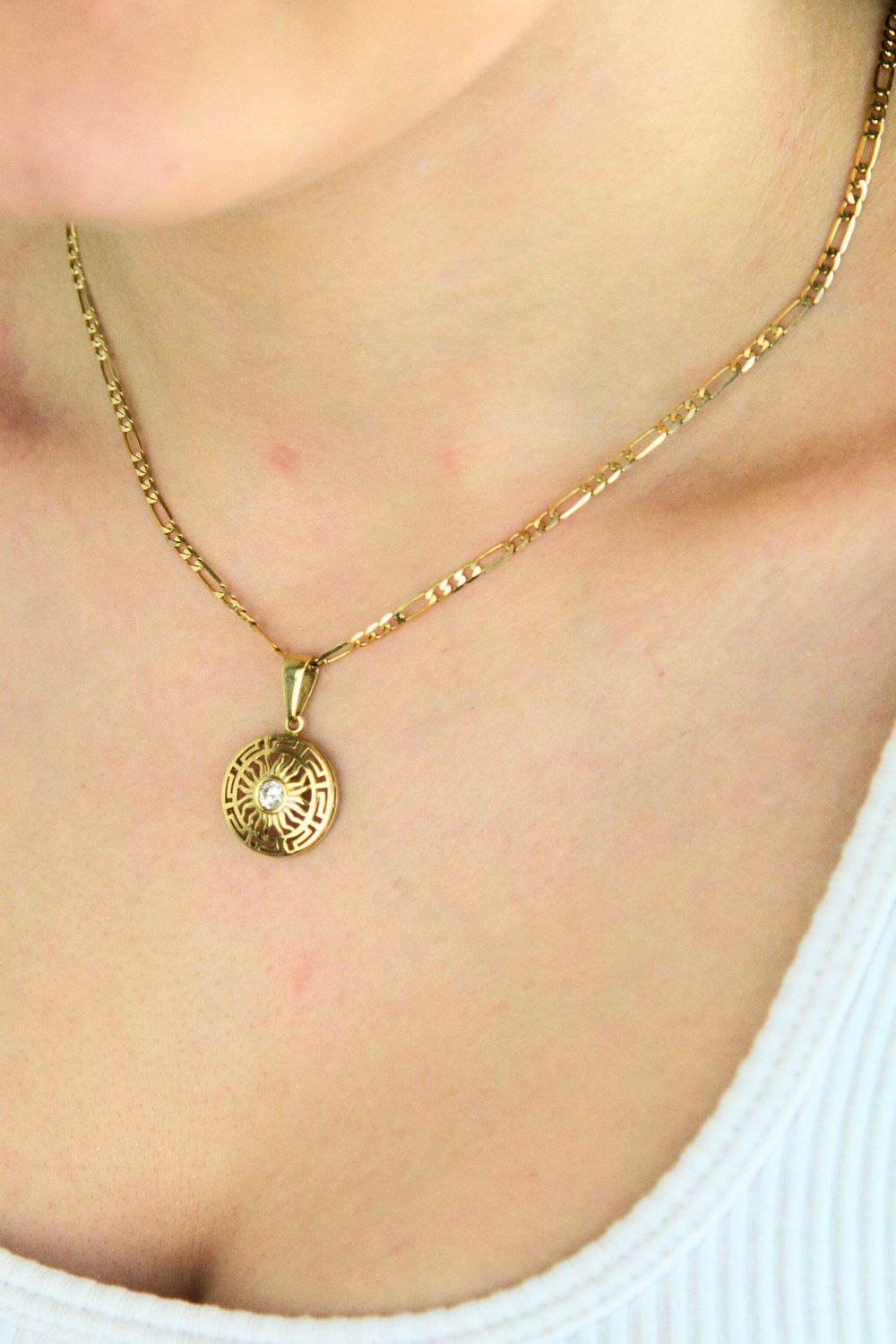 Elegancka złota zawieszka damska z ażurowym wzorem i cyrkonią. Okrągły wisiorek z modnym motywem greckim, idealny na prezent. Żółte złoto.1.jpg